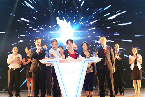 公司领导与嘉宾一道为第九届客服节按下启动按钮 公司领导与嘉宾一道为第九届客服节按下启动按钮