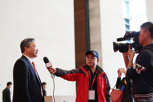 2张汉平总经理接受央视采访 2张汉平总经理接受央视采访
