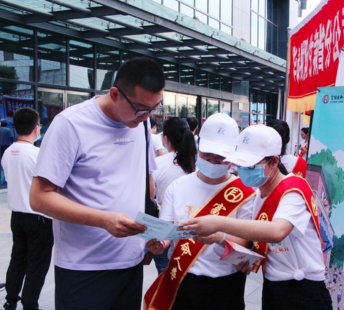 甘肃分公司工作人员在向客户介绍保险知识 甘肃分公司工作人员在向客户介绍保险知识