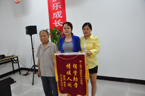获赠家庭向公司赠送锦旗以表谢意